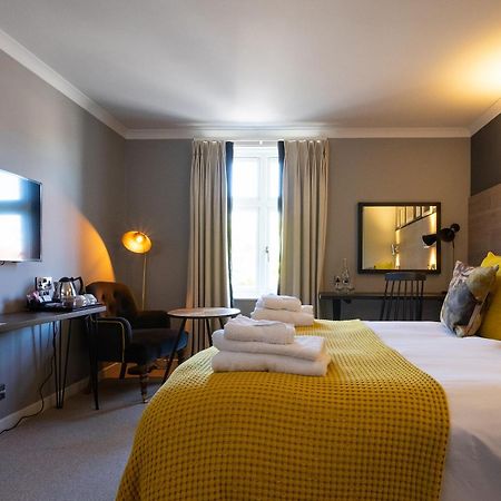 Bridge Hotel Грийнфорд Екстериор снимка
