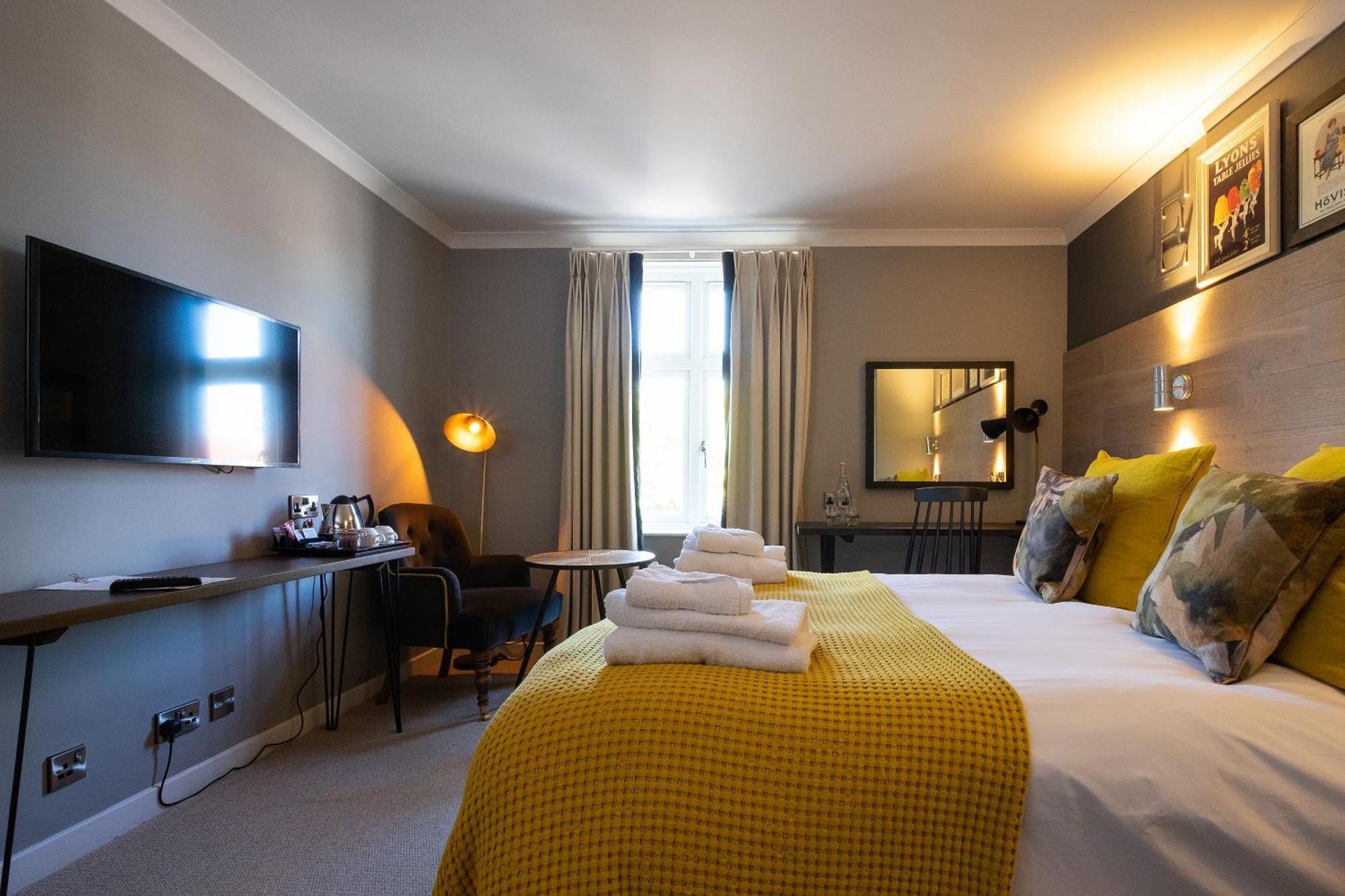 Bridge Hotel Грийнфорд Екстериор снимка