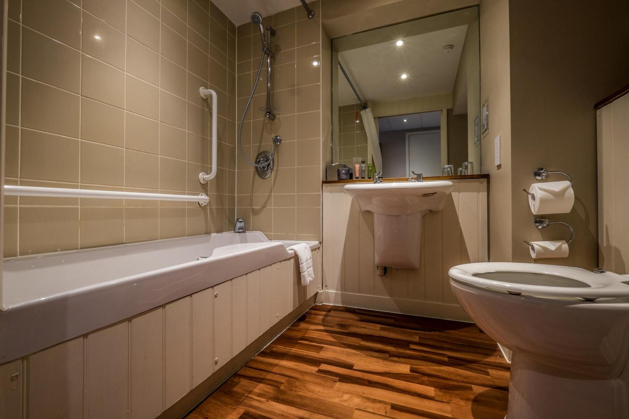 Bridge Hotel Грийнфорд Екстериор снимка