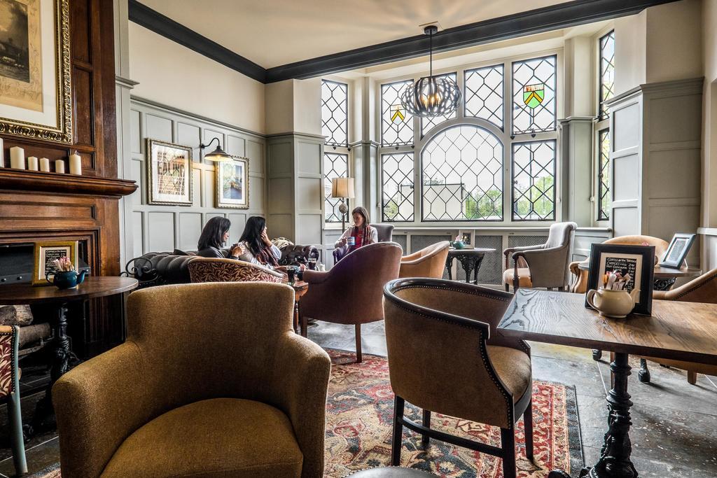 Bridge Hotel Грийнфорд Екстериор снимка