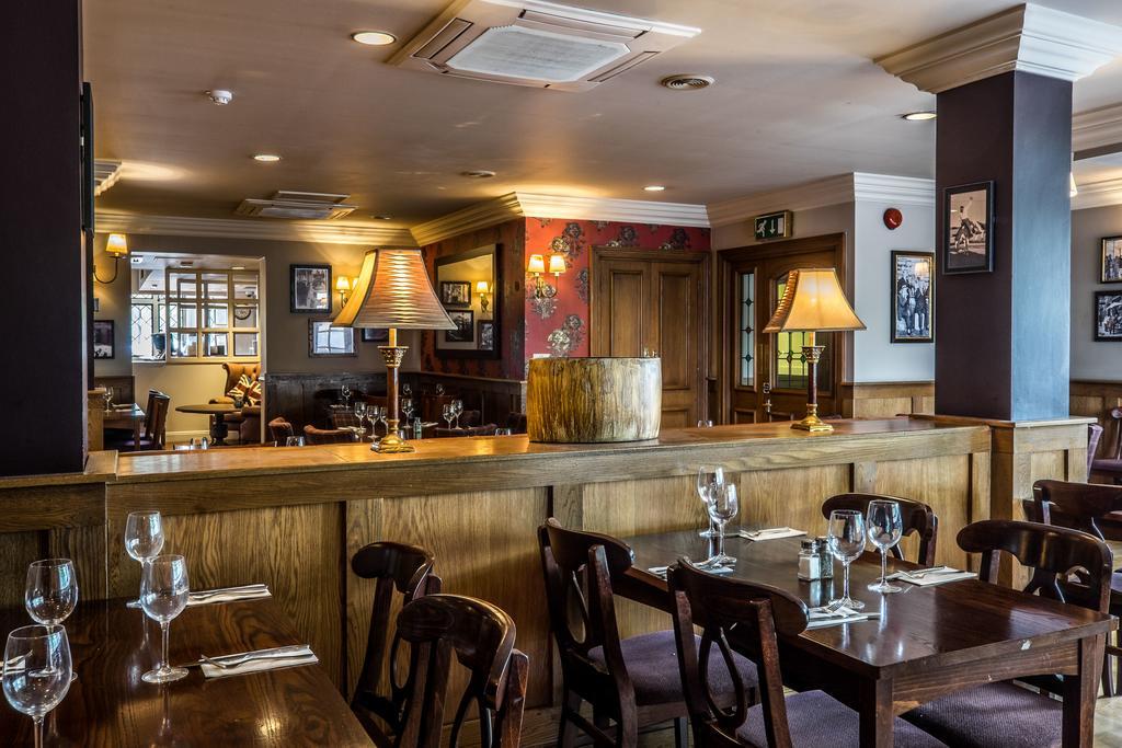 Bridge Hotel Грийнфорд Екстериор снимка