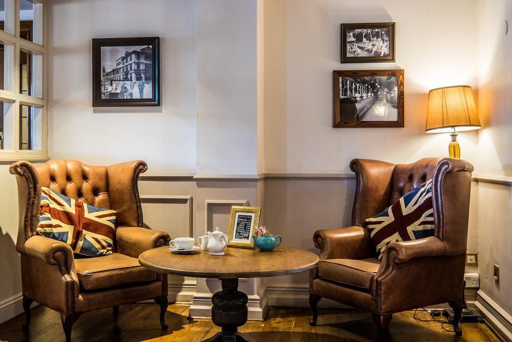 Bridge Hotel Грийнфорд Екстериор снимка