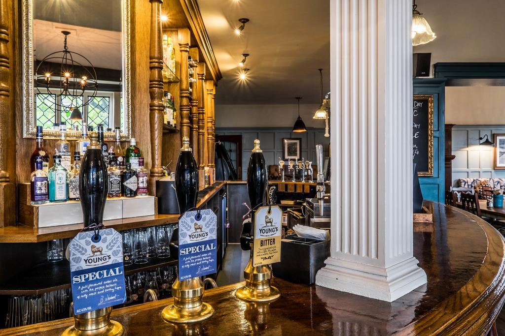 Bridge Hotel Грийнфорд Екстериор снимка