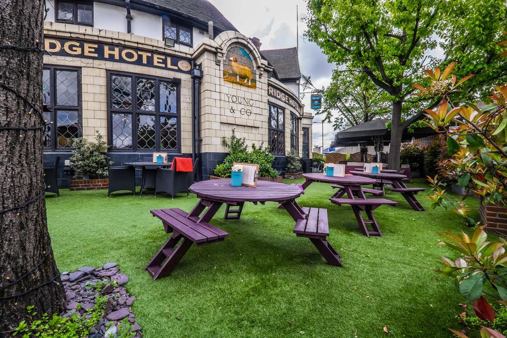 Bridge Hotel Грийнфорд Екстериор снимка