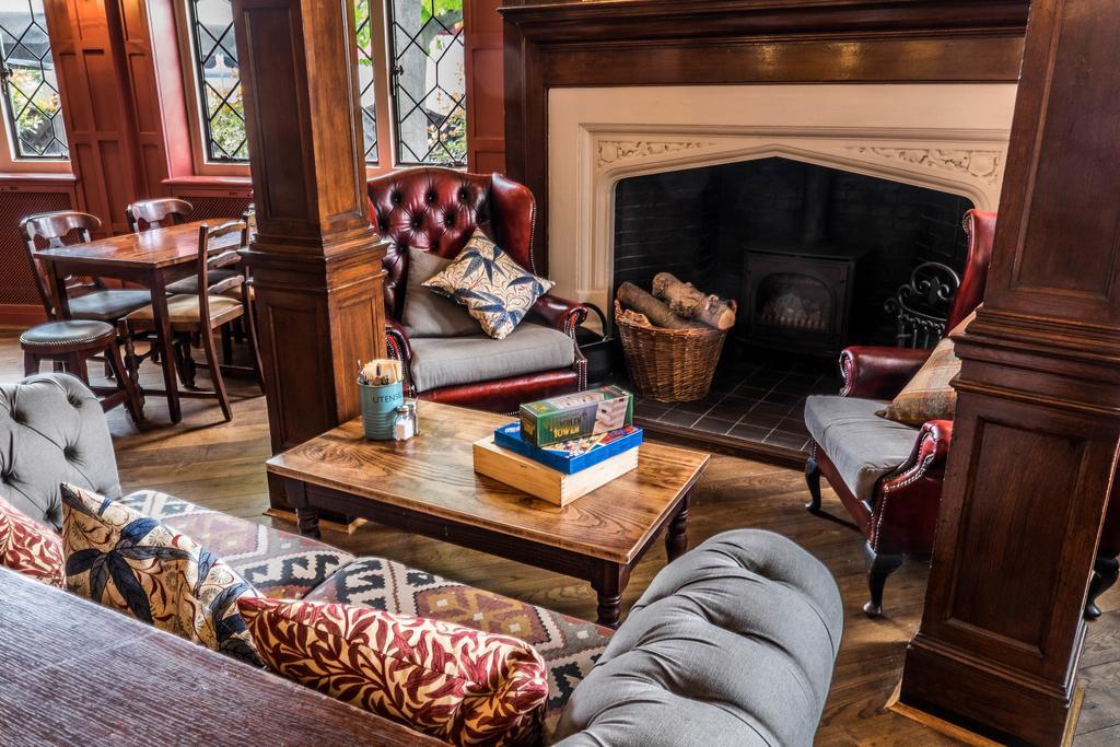 Bridge Hotel Грийнфорд Екстериор снимка