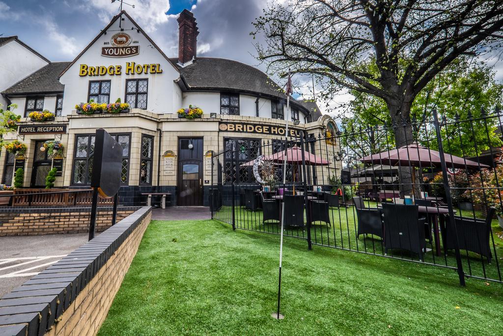 Bridge Hotel Грийнфорд Екстериор снимка