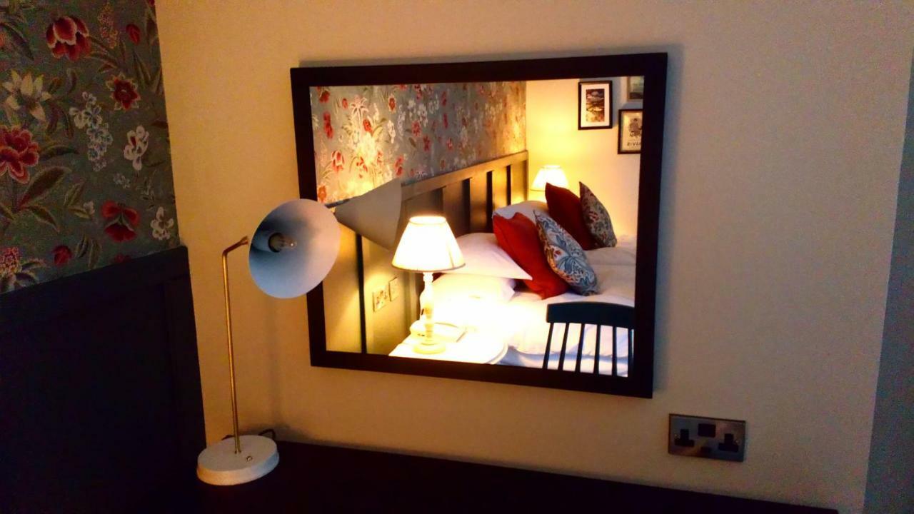 Bridge Hotel Грийнфорд Екстериор снимка