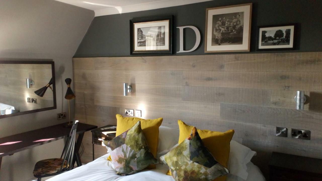 Bridge Hotel Грийнфорд Екстериор снимка