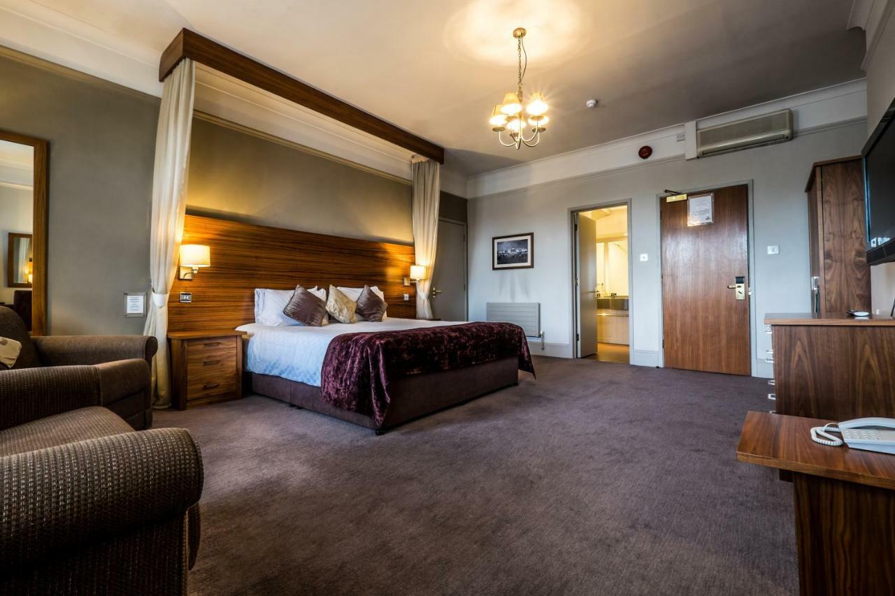 Bridge Hotel Грийнфорд Екстериор снимка