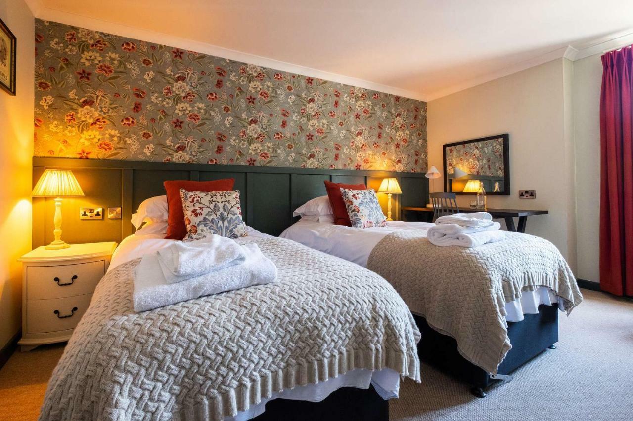 Bridge Hotel Грийнфорд Екстериор снимка