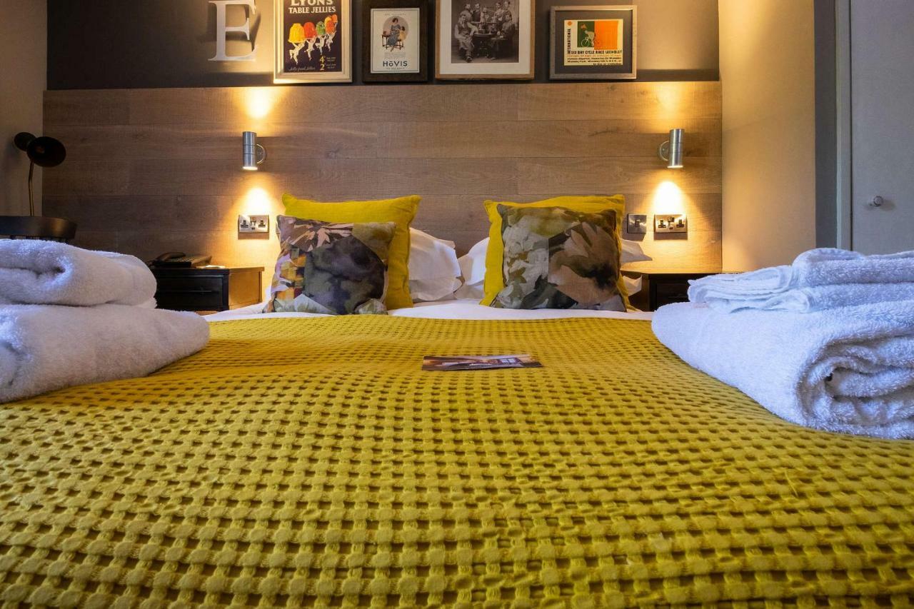 Bridge Hotel Грийнфорд Екстериор снимка