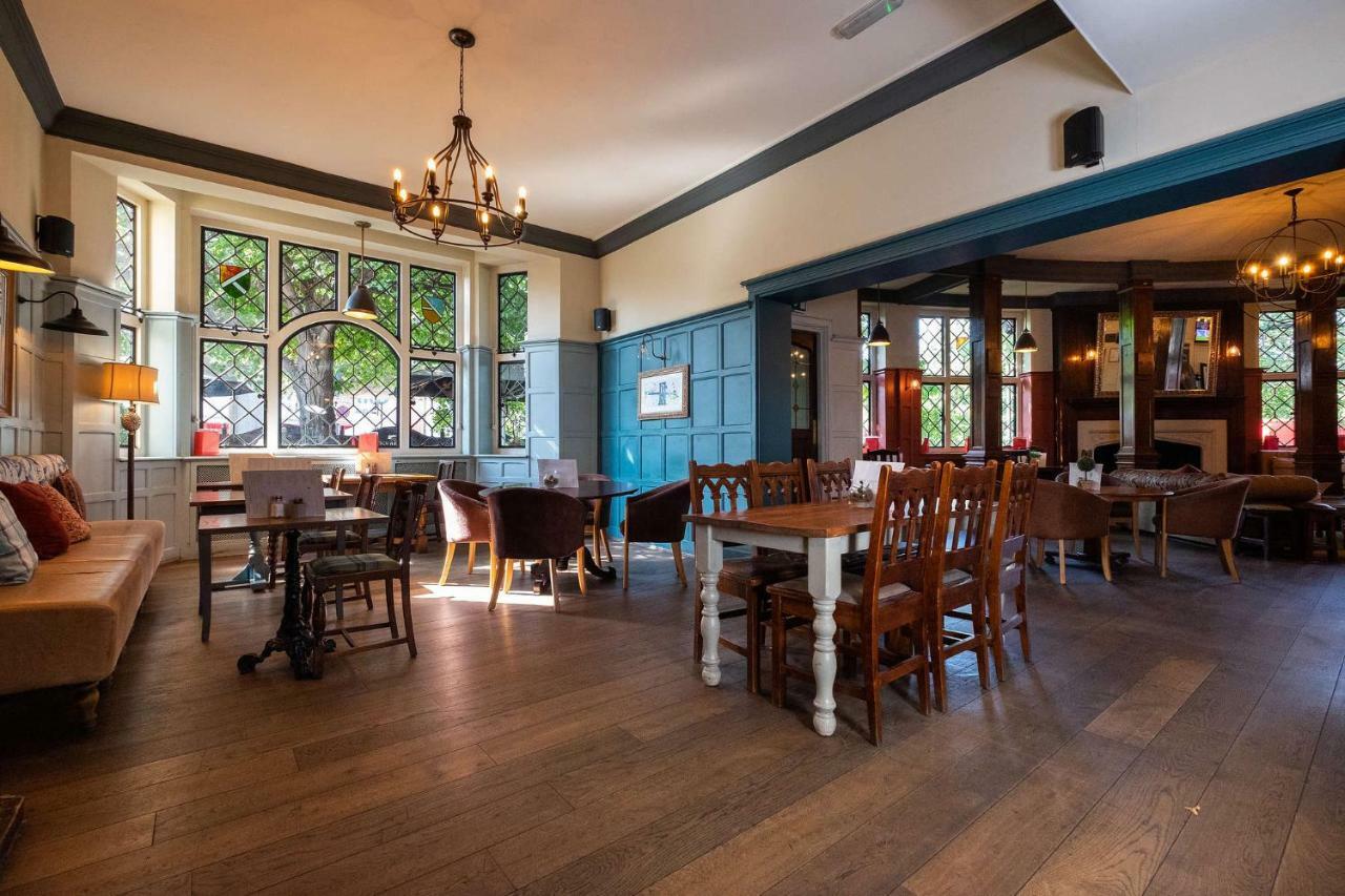 Bridge Hotel Грийнфорд Екстериор снимка