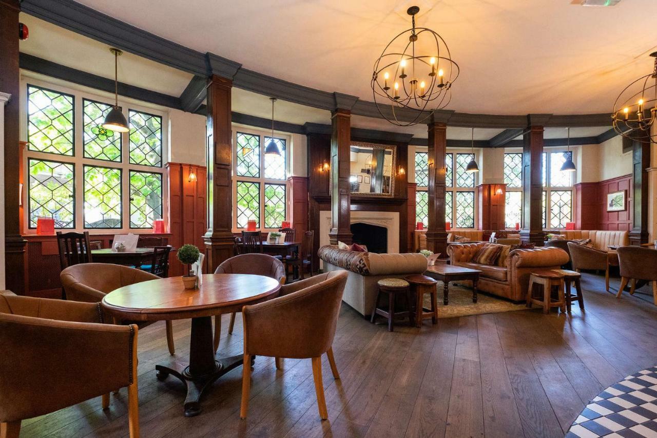 Bridge Hotel Грийнфорд Екстериор снимка
