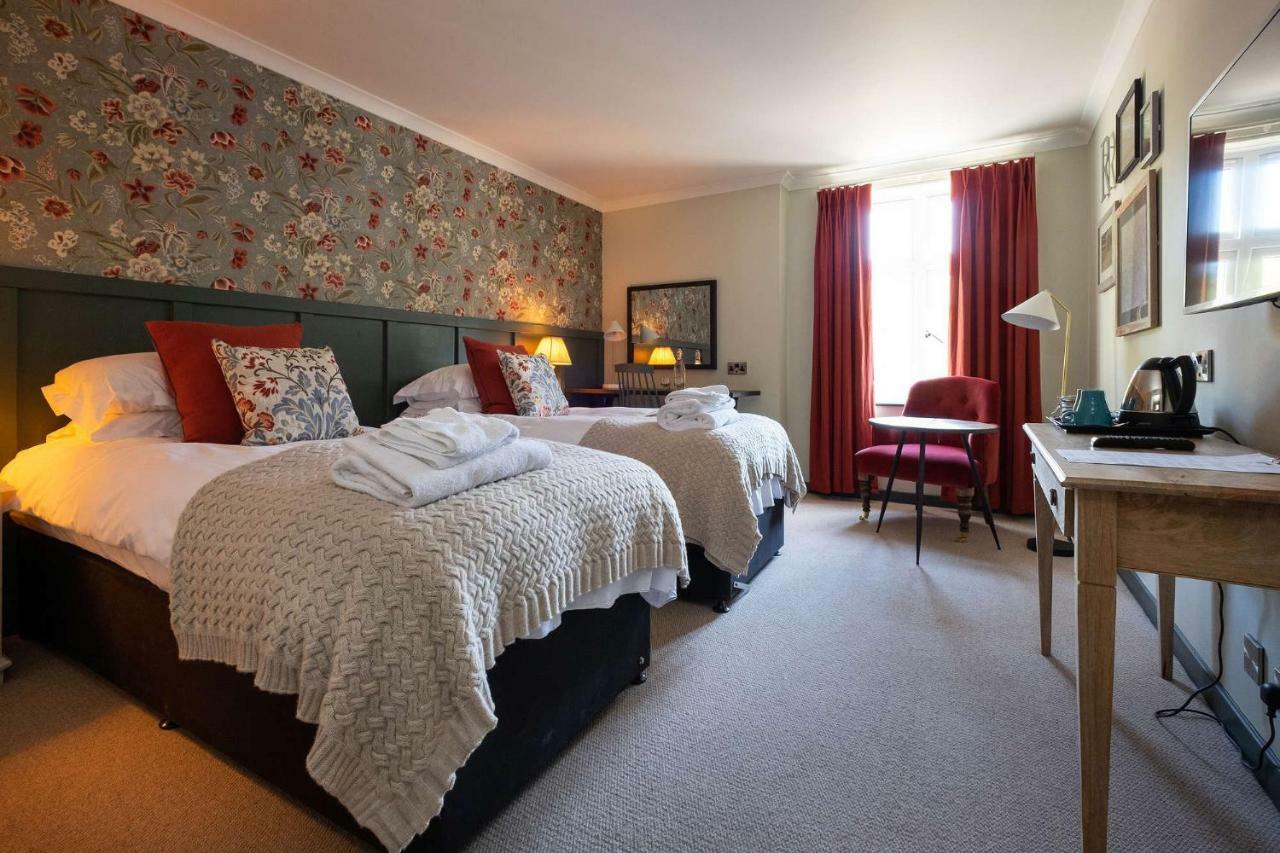 Bridge Hotel Грийнфорд Екстериор снимка