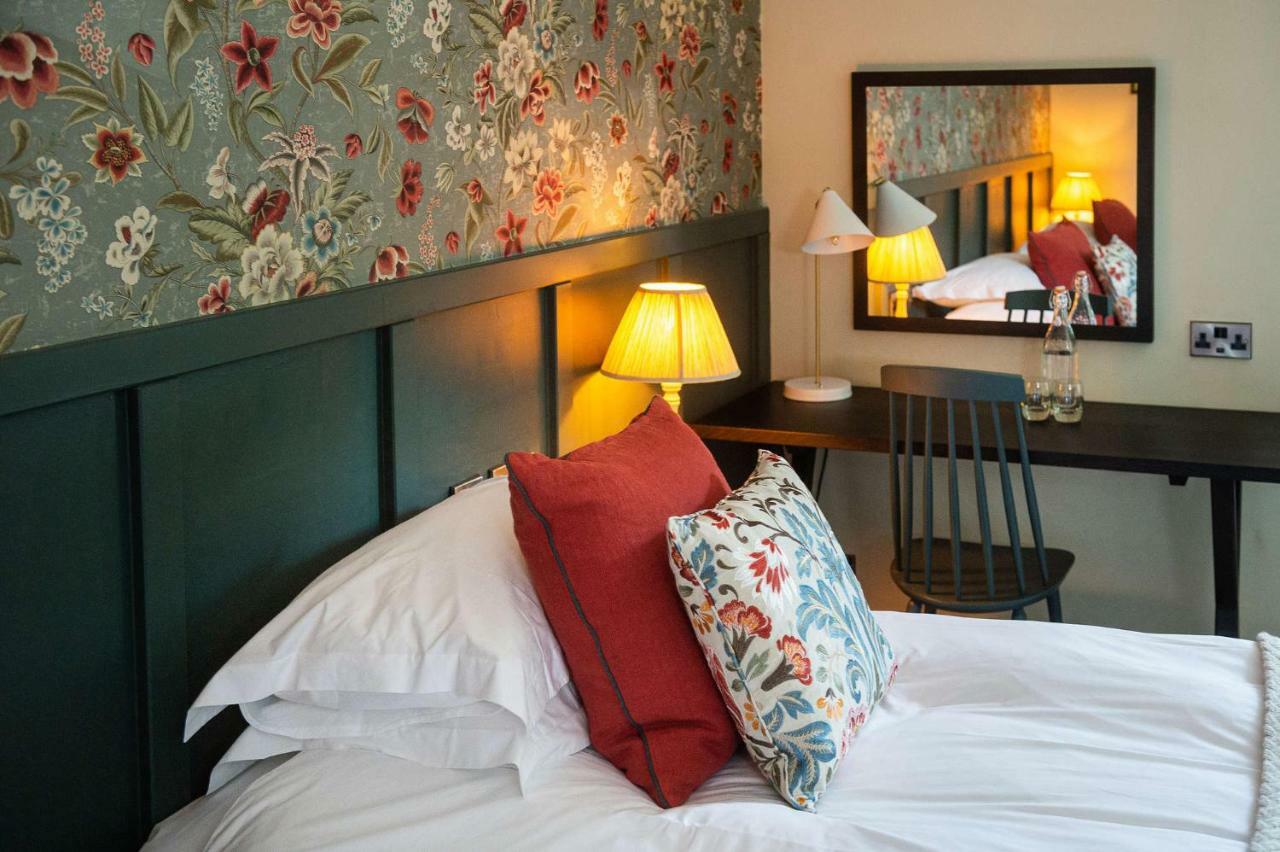 Bridge Hotel Грийнфорд Екстериор снимка