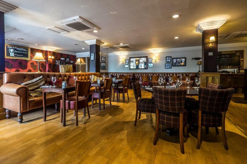 Bridge Hotel Грийнфорд Екстериор снимка