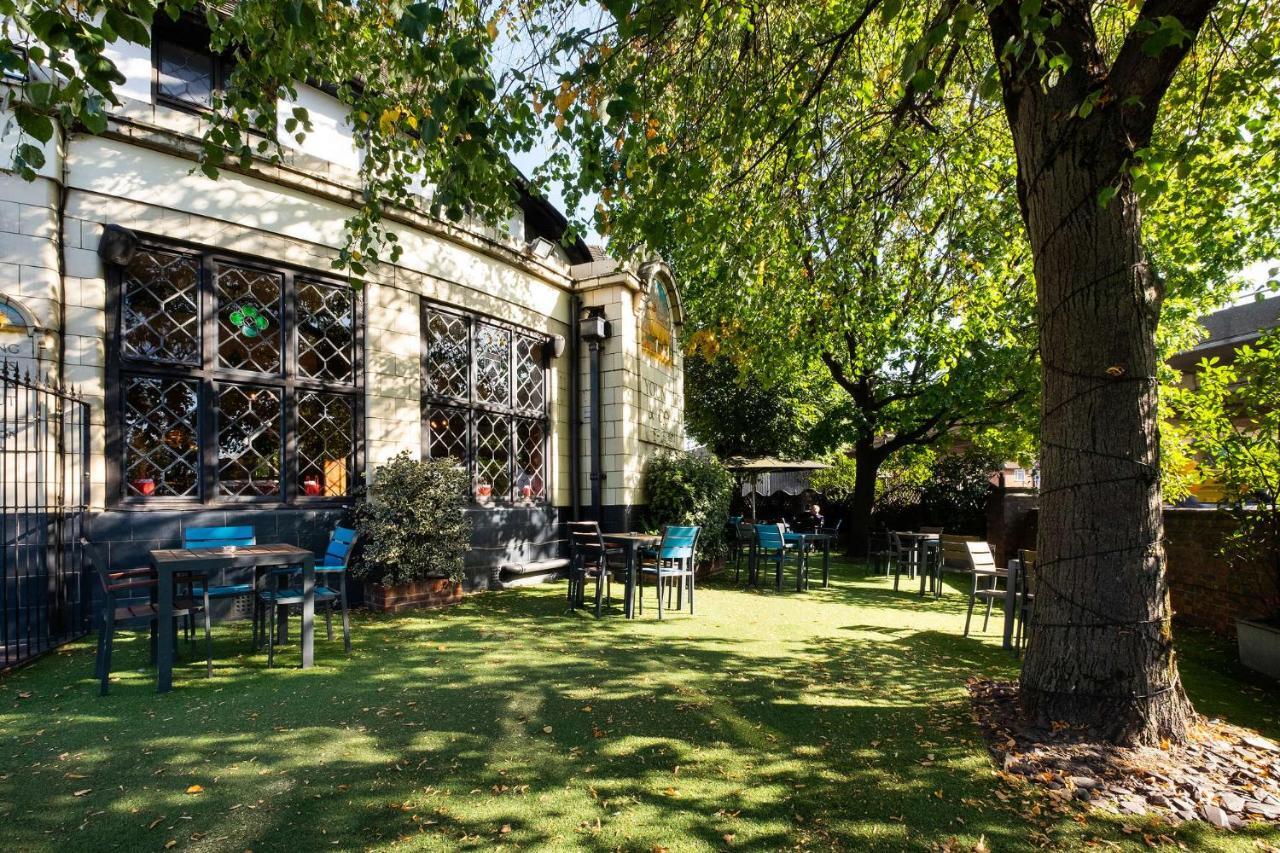 Bridge Hotel Грийнфорд Екстериор снимка