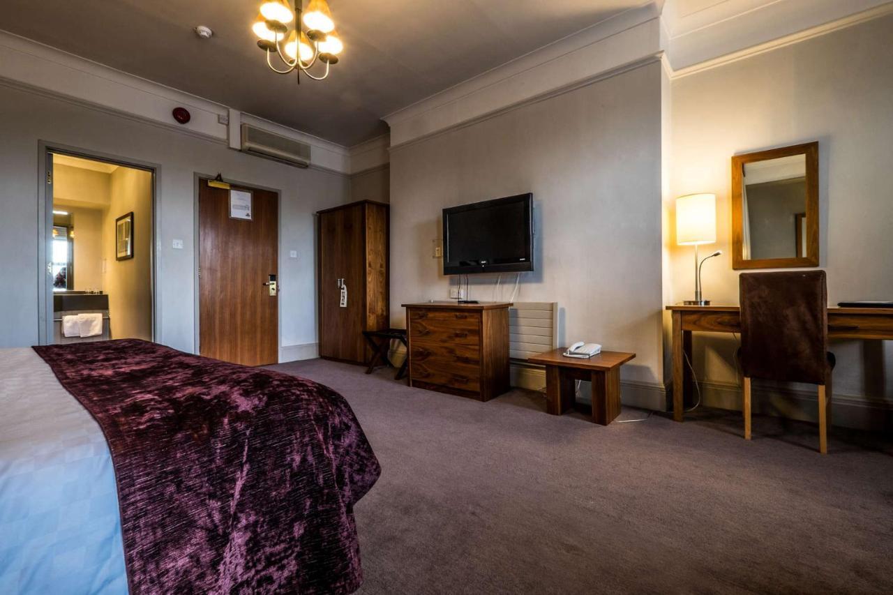 Bridge Hotel Грийнфорд Екстериор снимка